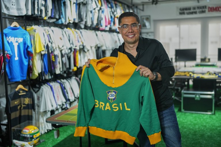 Pelé's 1966 World Cup jacket draws new fans after Bad Bunny wears it at concerts in Brazil | iNFOnews.ca