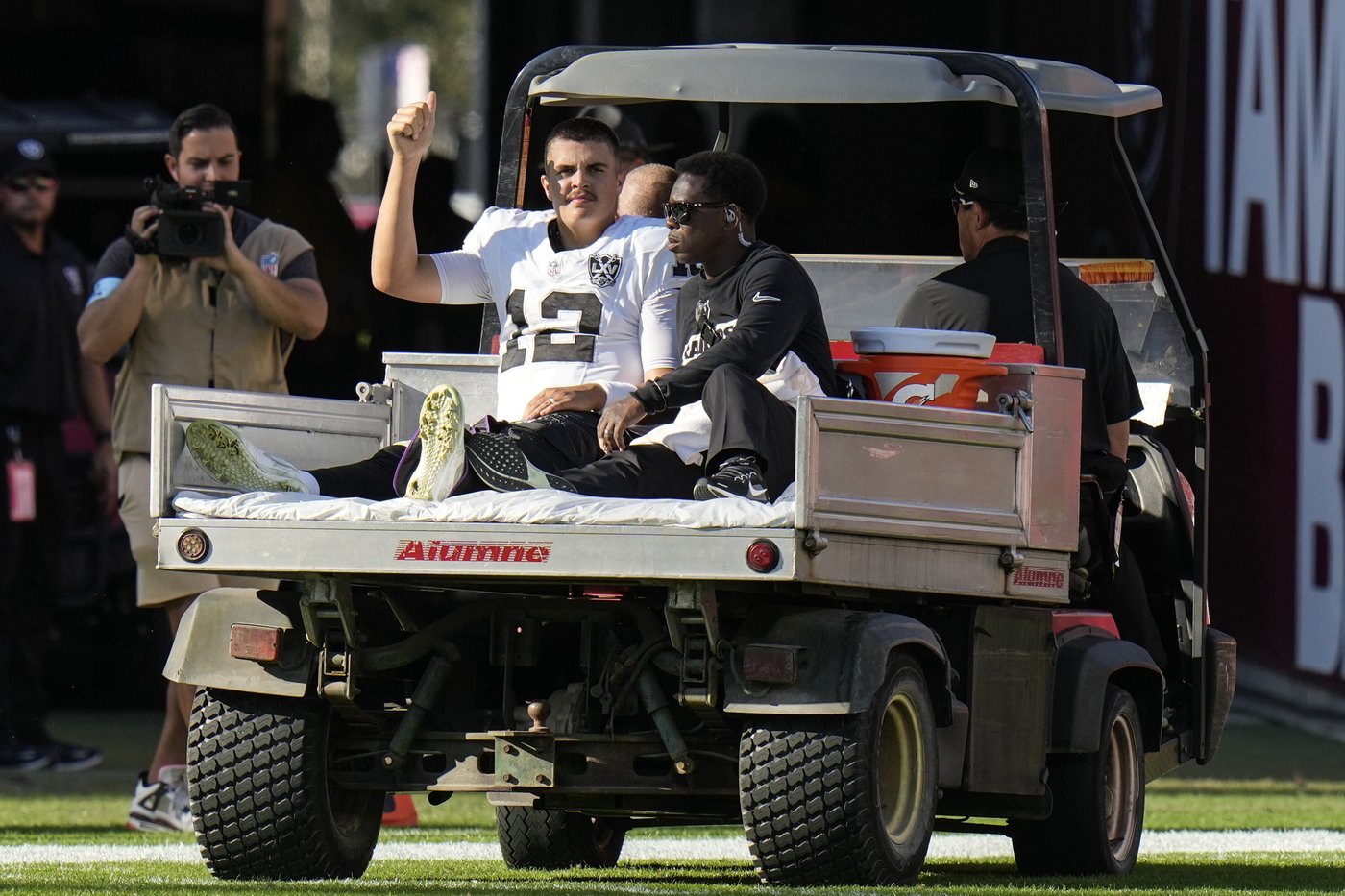 Raiders QB O'Connell leaves game against Bucs with knee injury | iNFOnews.ca