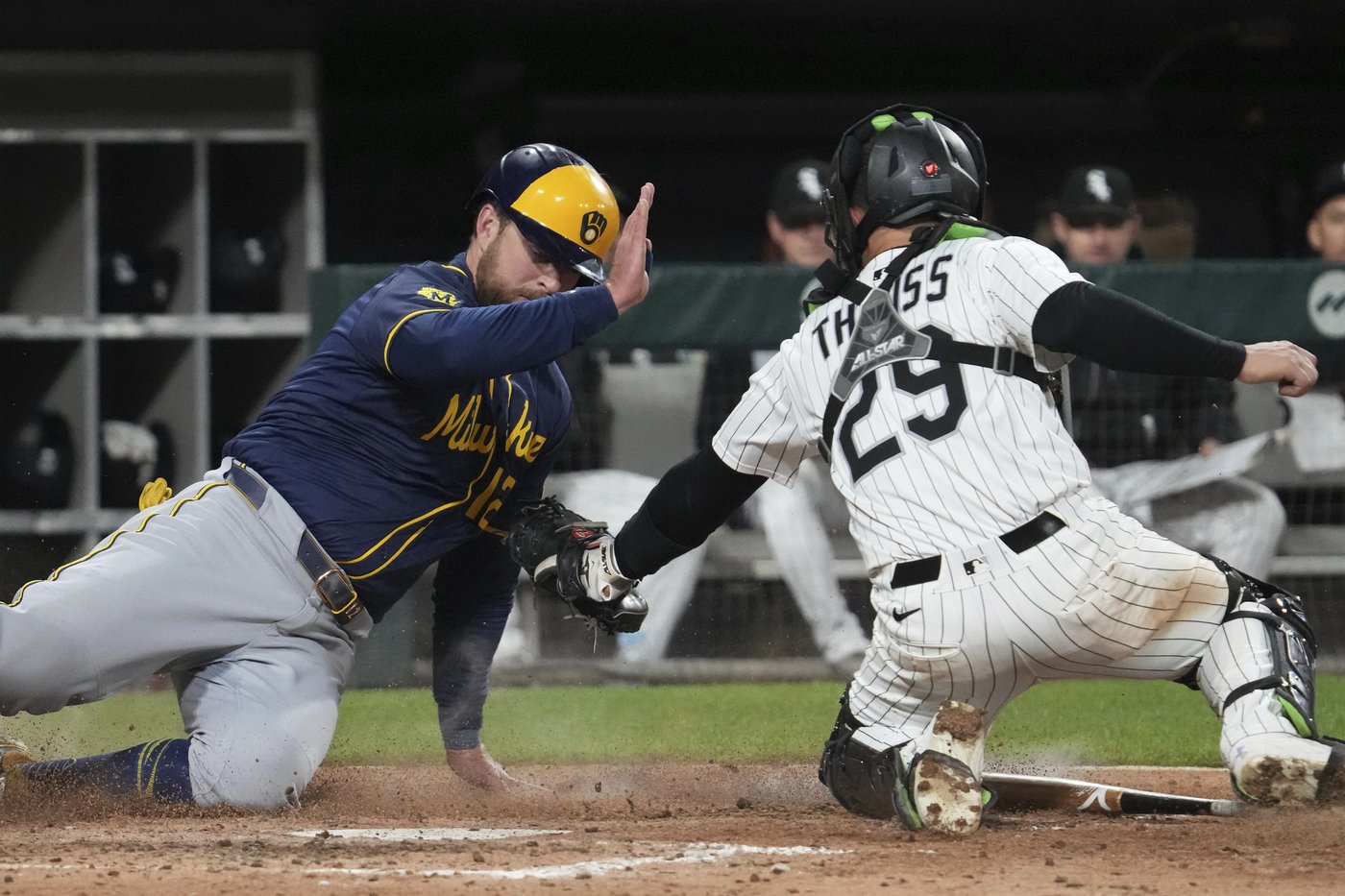 Jake Bauers hits 2-run double in the 8th inning to help the Brewers beat the White Sox 6-4 | iNFOnews.ca
