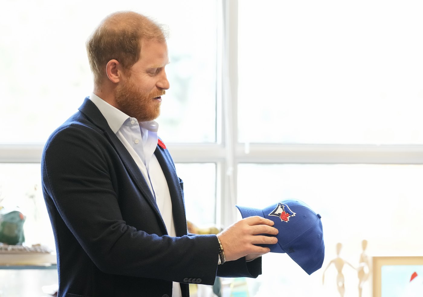 Prince Harry jokes he was 'under duress' while wearing Dodgers cap at World Series | iNFOnews.ca