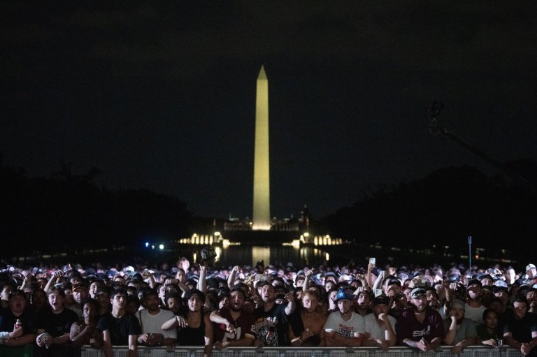 Inside the crowd drawn to Trump's unusual UFC fight night at the White House | iNFOnews.ca