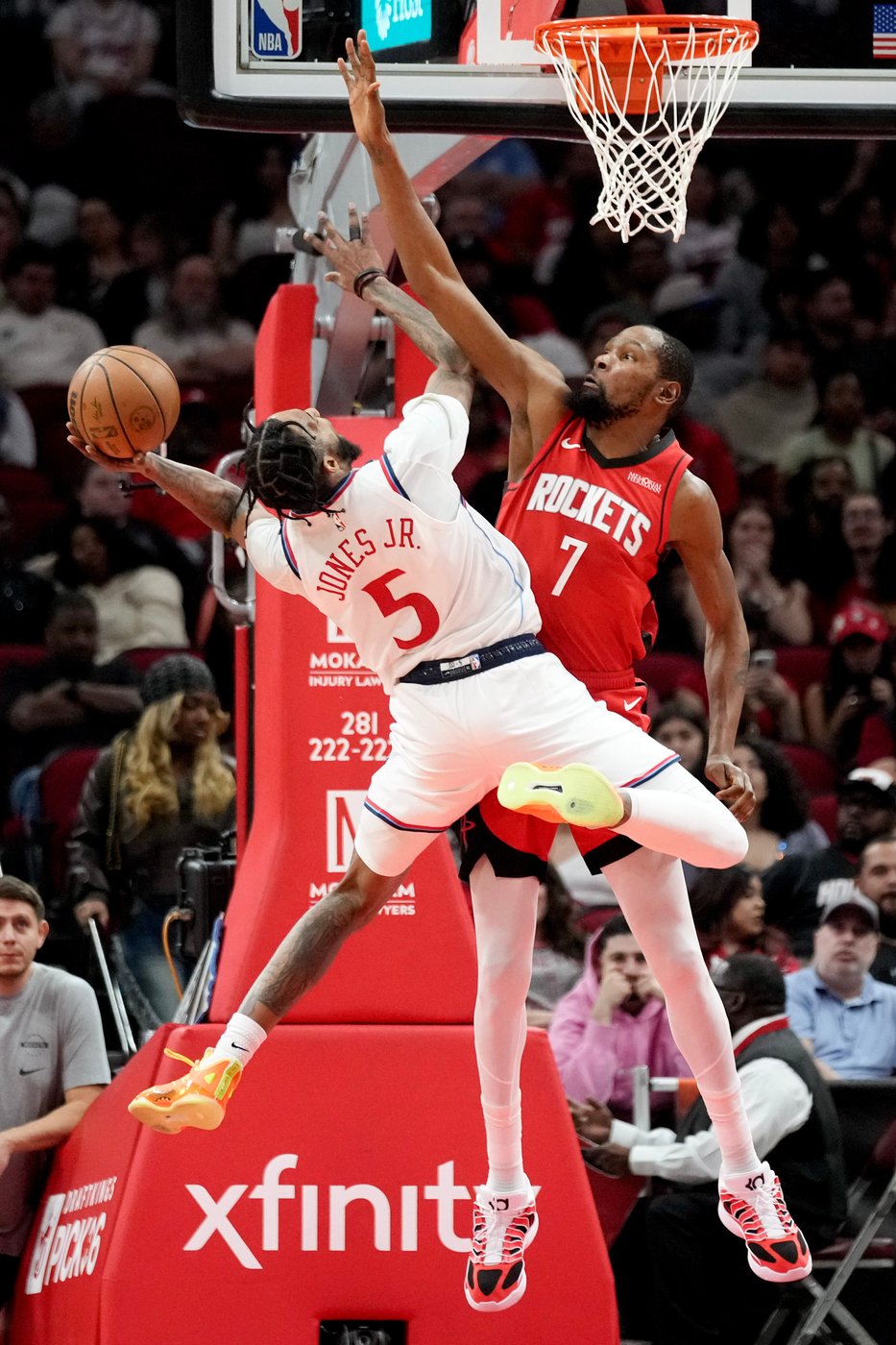 Leonard's three-point play in final seconds lifts Clippers to a 105-102 win over Rockets | iNFOnews.ca