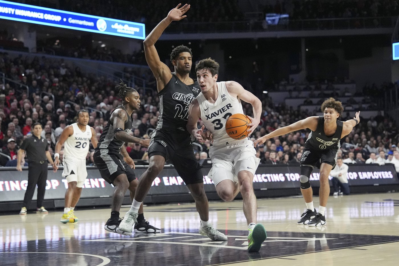 No. 22 Cincinnati beats Xavier 68-65 and snaps a 5-game losing streak against its crosstown rival | iNFOnews.ca No. 22 Cincinnati beats Xavier 68-65 and snaps a 5-game losing streak against its crosstown rival | iNFOnews.ca