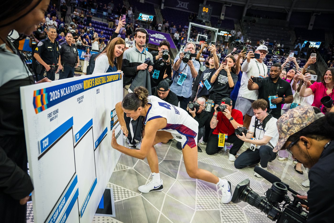March Madness: An eighth grader from Pittsburgh is all alone with a perfect women's NCAA bracket | iNFOnews.ca