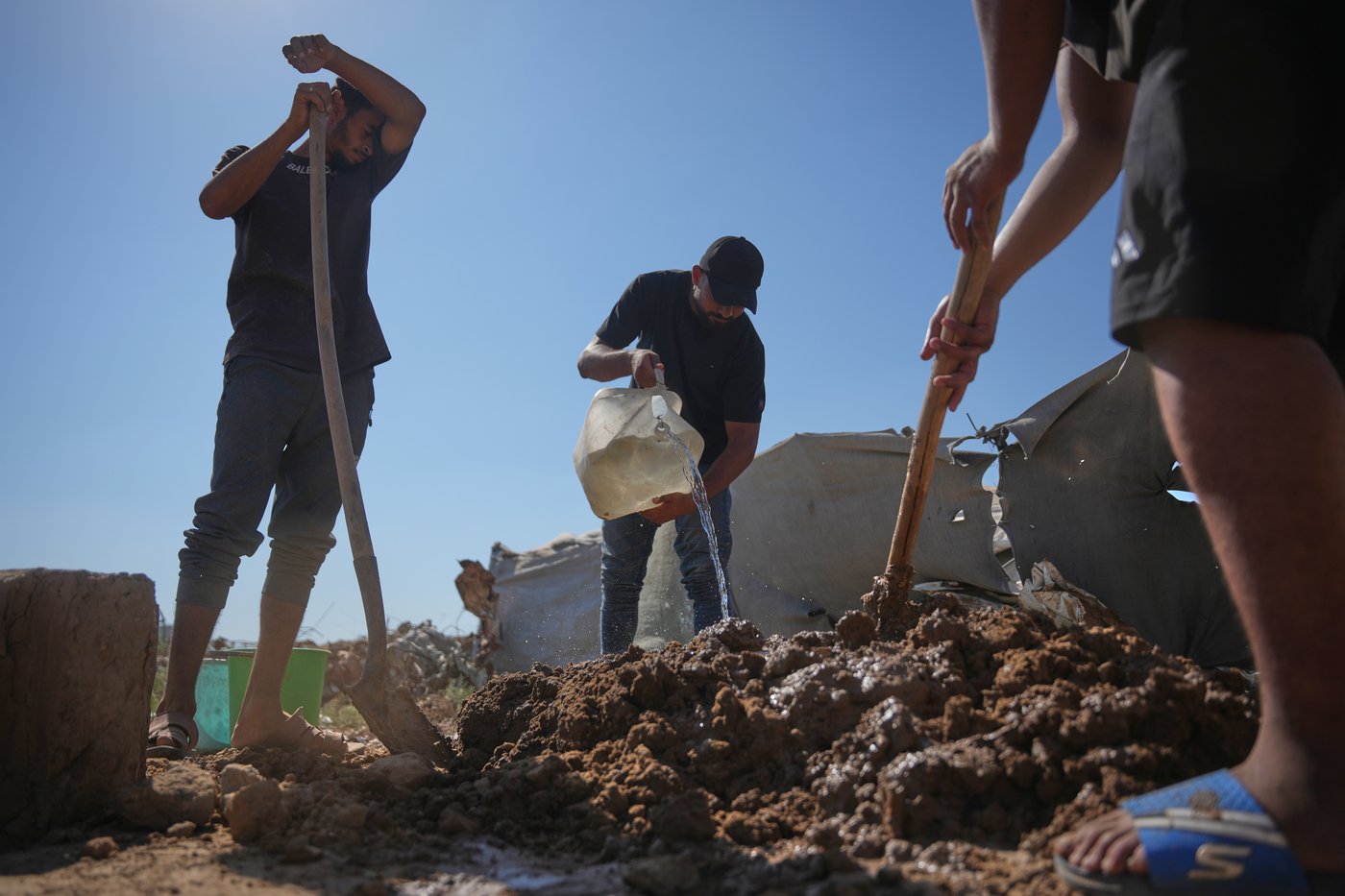 Photos show Palestinians using handmade mud bricks, wood and plastic to rebuild amid Gaza’s rubble | iNhome