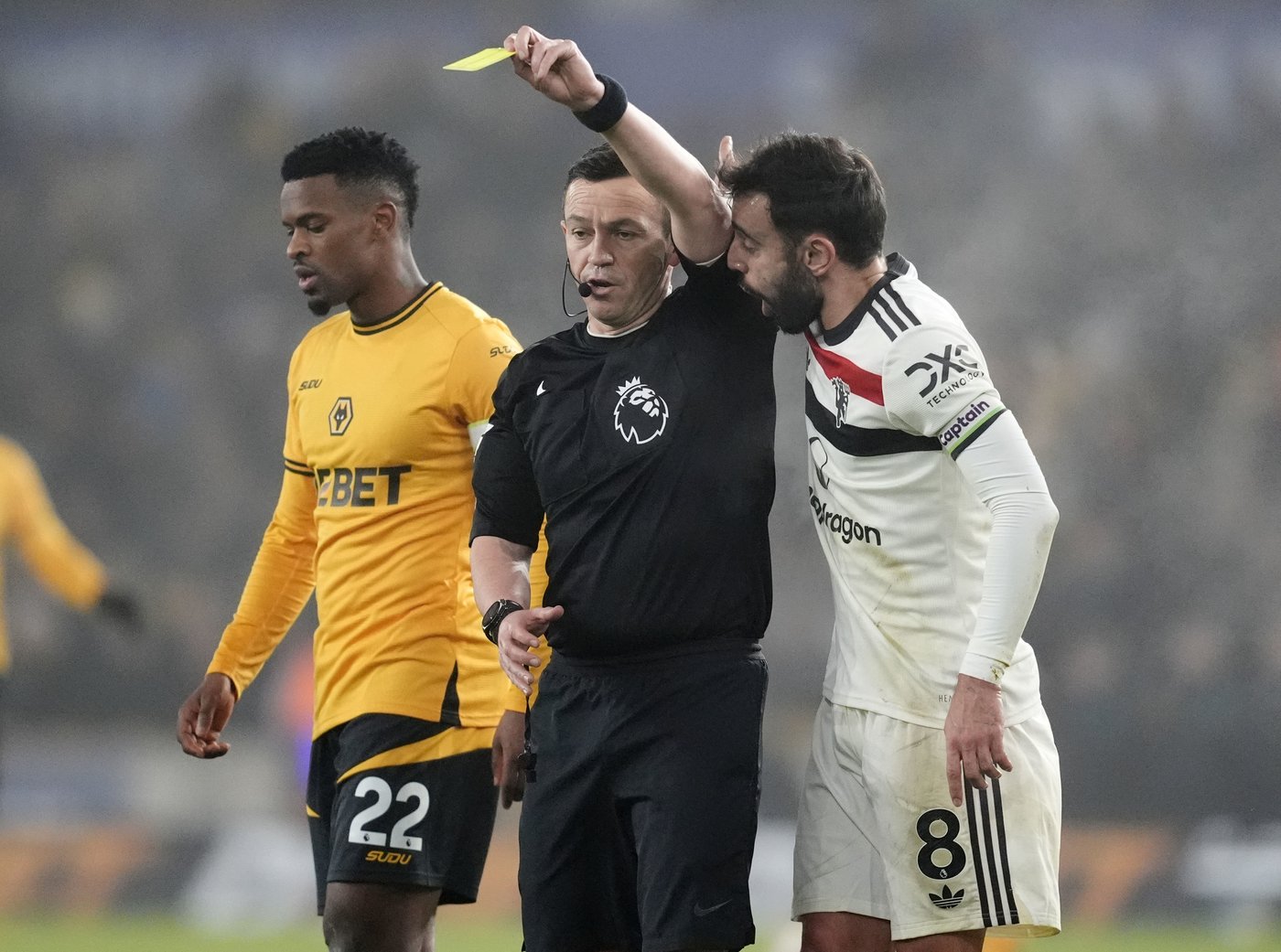 Bruno Fernandes sent off again for Man United in 2-0 loss at Wolves | iNFOnews.ca