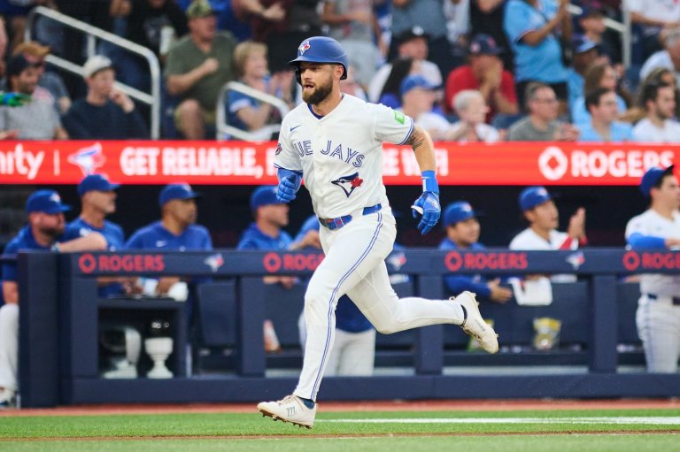 Ernie Clement's RBI lifts Blue Jays over Red Sox 5-3; Toronto stays in playoff chase | iNFOnews.ca