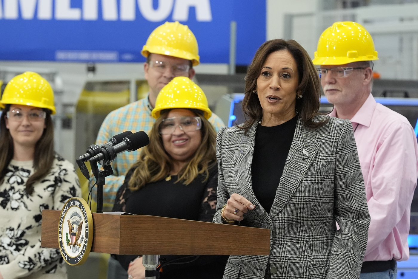 Harris brings in Maggie Rogers as she tries to fire up college-age voters in battleground Michigan | iNFOnews.ca
