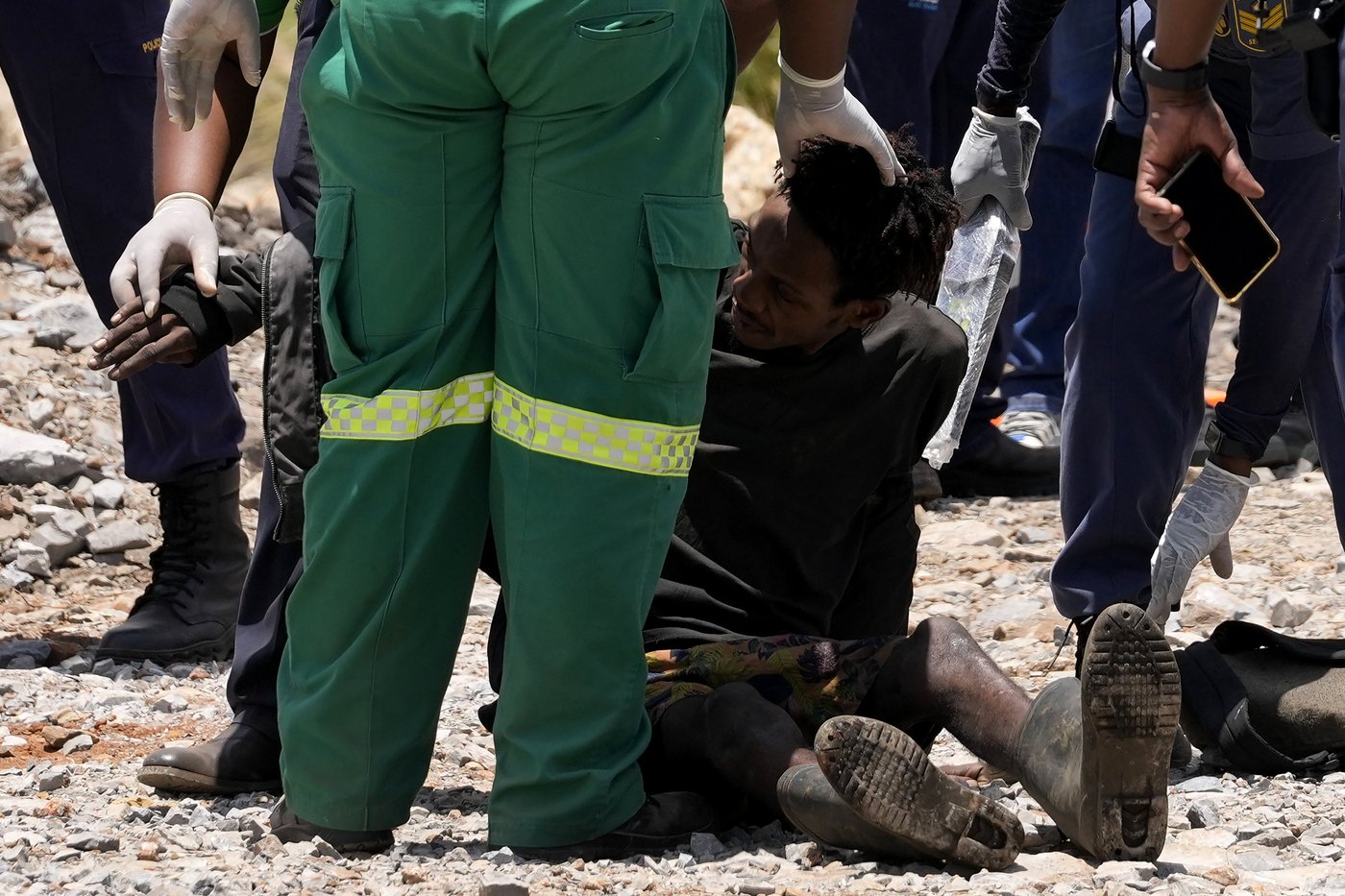 Dozens of survivors and dead pulled from abandoned South African mine as hundreds remain underground | iNFOnews.ca
