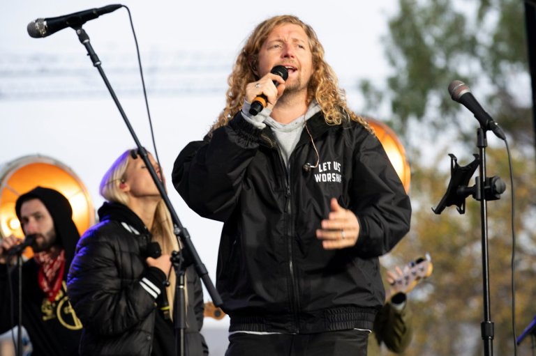 Donor revives fraud claims against Christian worship leader Sean Feucht over a $250,000 donation | iNFOnews.ca