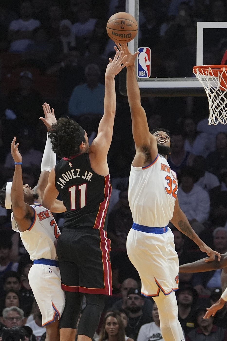 Karl-Anthony Towns scores 44 points, Knicks rally in 2nd half to beat Heat 116-107 | iNFOnews.ca