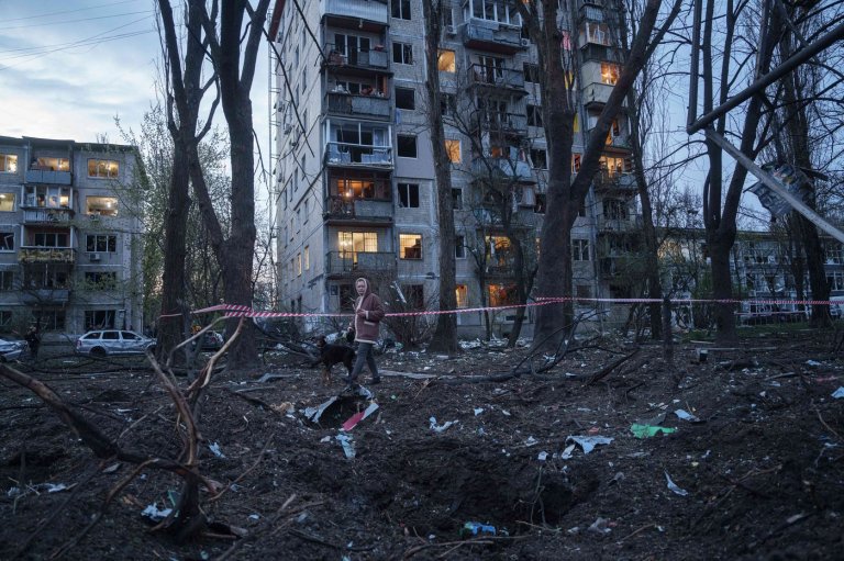 Photos show damage after Russian strike in Kyiv, Ukraine, as residents take shelter | iNFOnews.ca