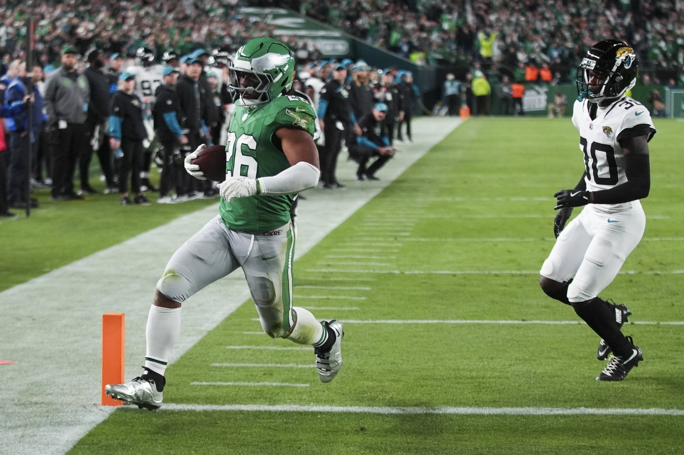 Saquon Barkley shines with backward leap, 2 touchdowns in Eagles' 28-23 win over Jaguars | iNFOnews.ca