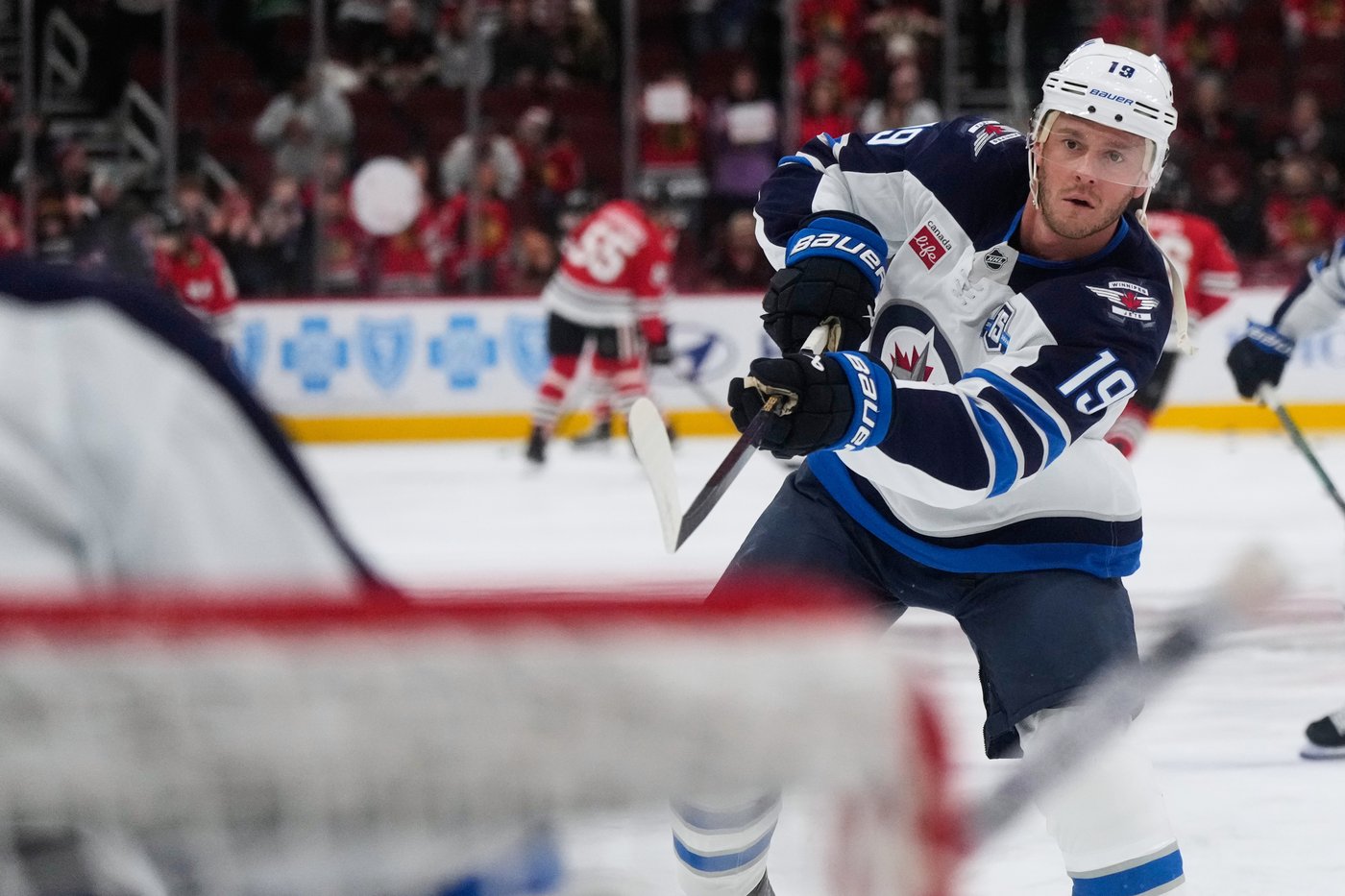 Jonathan Toews gets standing ovation in return to Chicago with Winnipeg Jets | iNFOnews.ca Jonathan Toews gets standing ovation in return to Chicago with Winnipeg Jets | iNFOnews.ca
