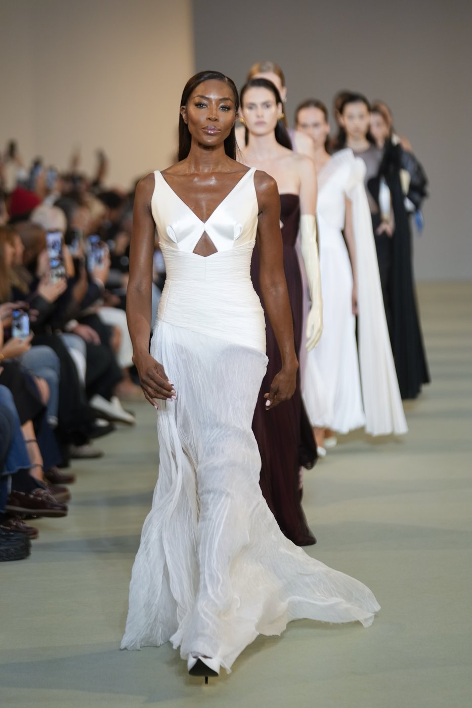 Supermodels from the 1990s and 2000s pay sizzling homage to Roberto Cavalli in vintage dresses | iNFOnews.ca Supermodels from the 1990s and 2000s pay sizzling homage to Roberto Cavalli in vintage dresses | iNFOnews.ca