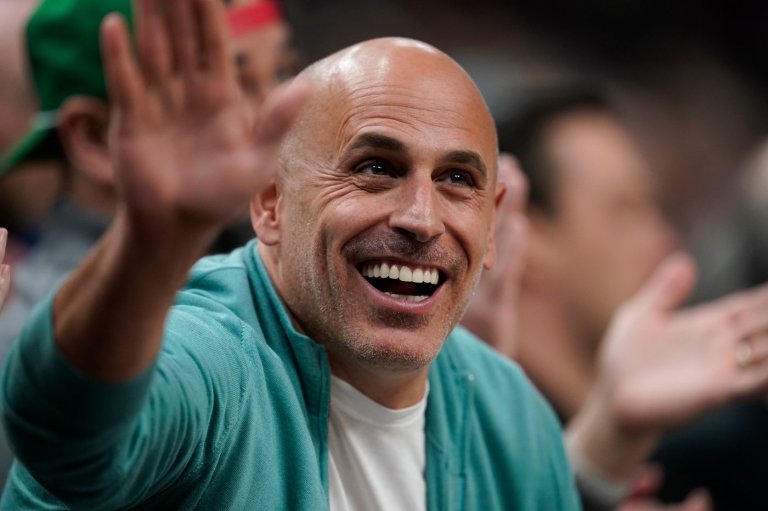 T-wolves, Lynx co-owner Lore agrees to sell his controlling stake at a $4.5B value, AP source says | iNFOnews.ca