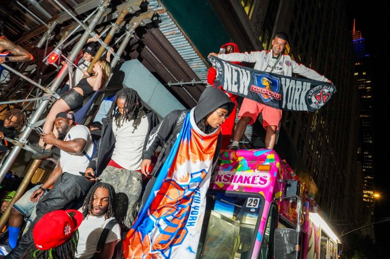 A 'rowdy' Knicks watch party ends with 21 in custody and 5 officers injured | iNFOnews.ca