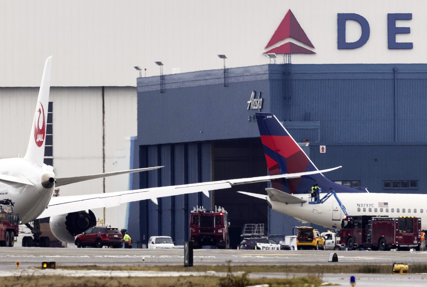 Parked Delta plane apparently struck by Japan Airlines plane that was taxiing at Seattle airport | iNFOnews.ca