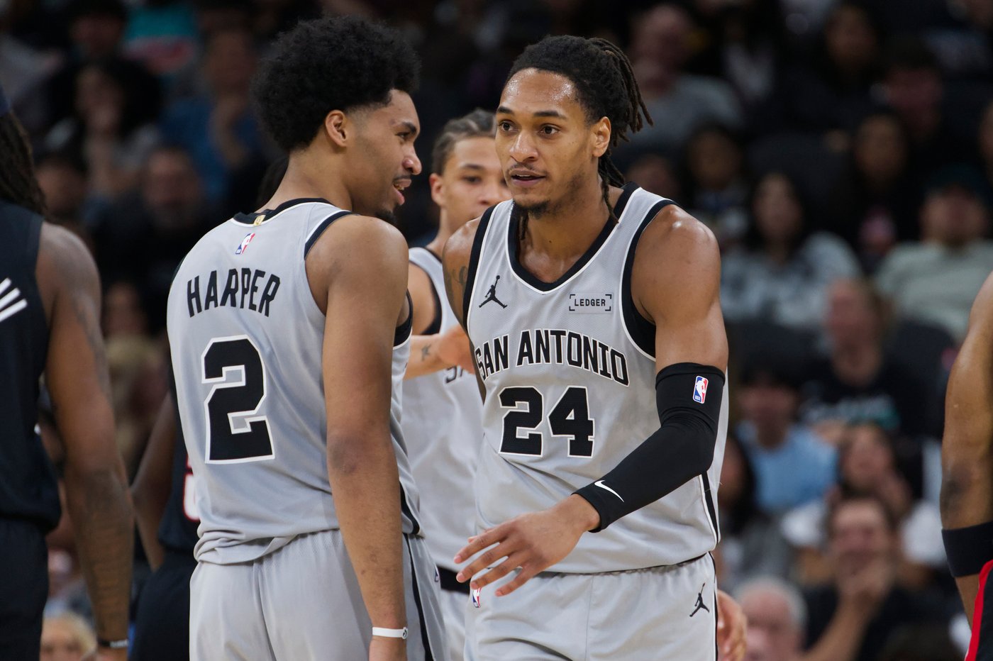 Fox scores 25 points to lead short-handed Spurs past Trail Blazers 112-101 | iNFOnews.ca