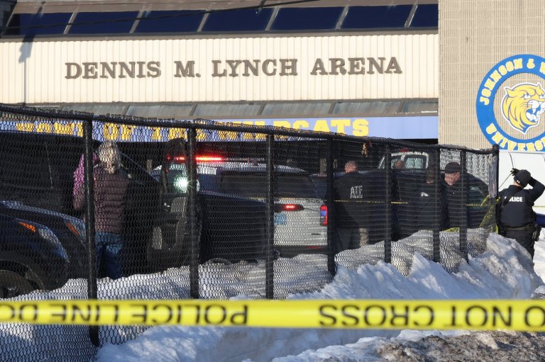 Police video shows chaotic aftermath of Rhode Island ice rink shooting | iNFOnews.ca