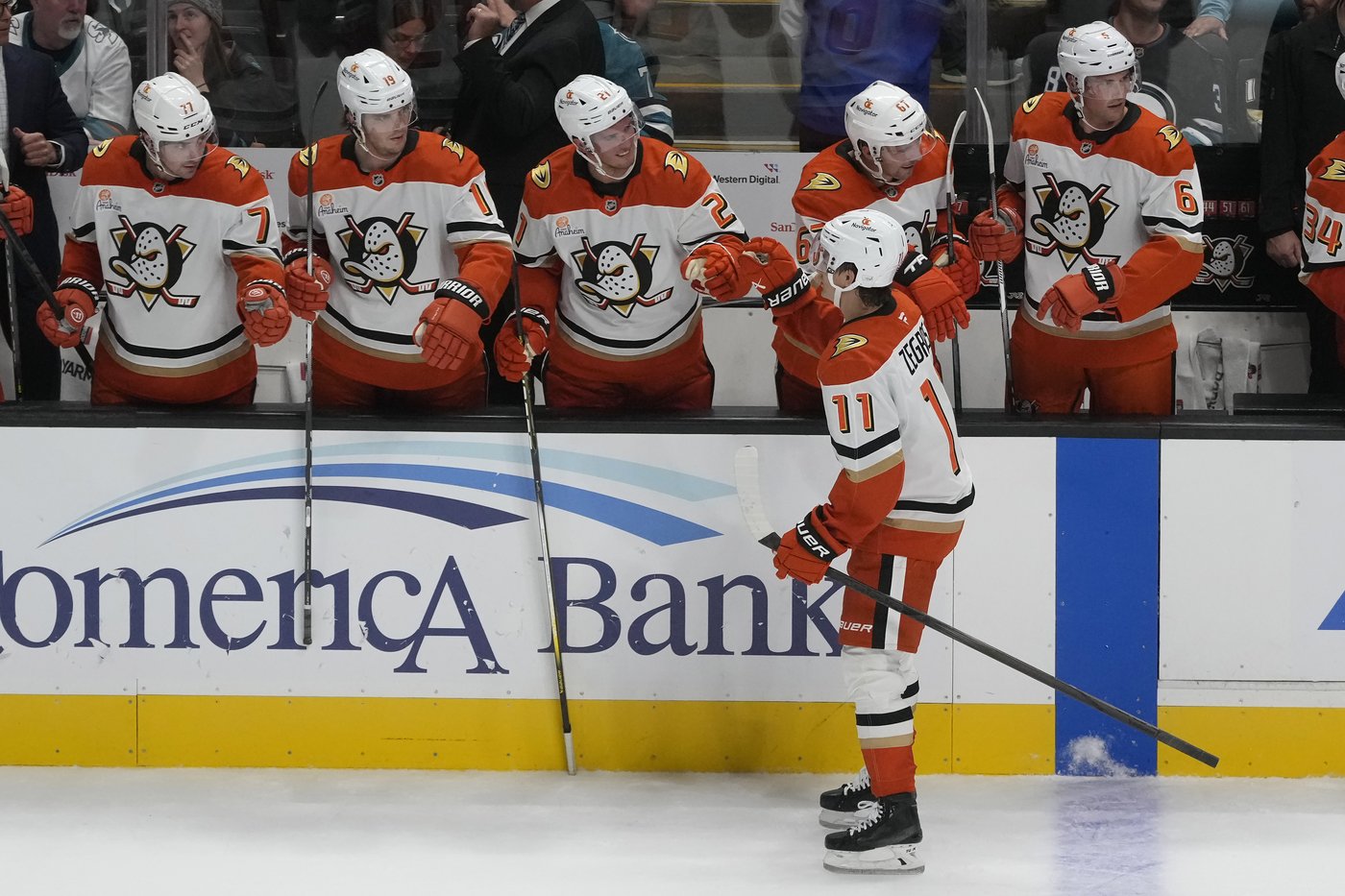 Lundestrom snaps scoreless tie in 3rd and Dostal gets shutout as Ducks blank Sharks 2-0 | iNFOnews.ca