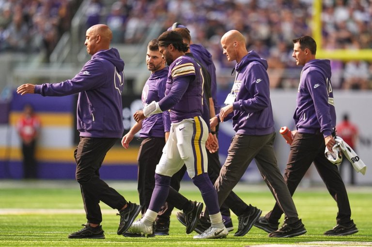 Vikings QB Murray leaves his debut in the 1st quarter with a concussion after a hit to the head | iNFOnews.ca