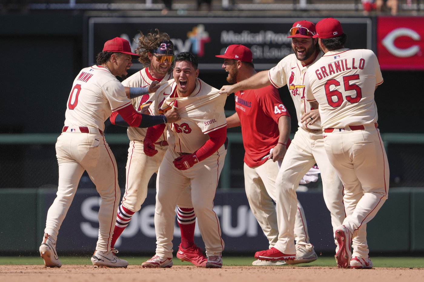 Yohel Pozo has RBI single in the 11th to give the Cardinals a 6-5 victory over the Reds | iNFOnews.ca