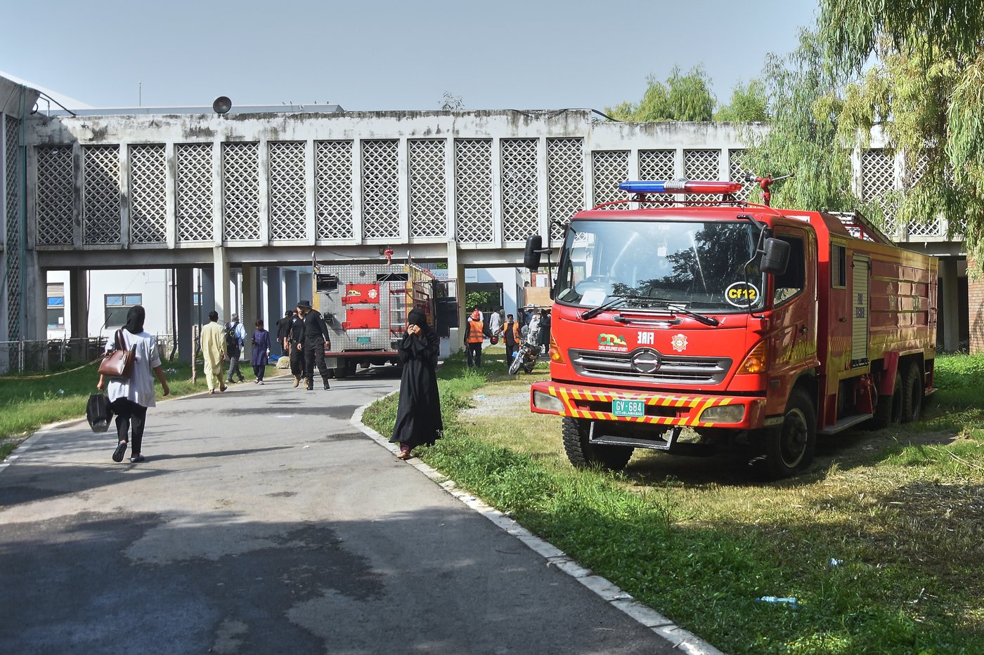 AP Exclusive: Nurse who saved baby from Pakistan hospital fire wishes she could have saved the rest | iNFOnews.ca
