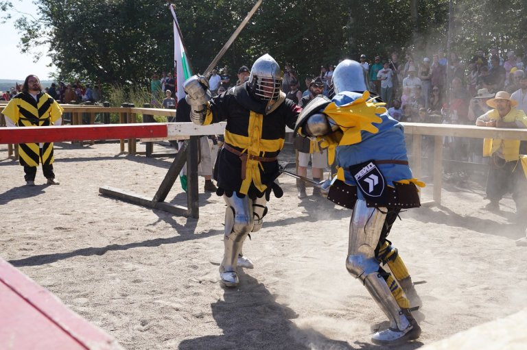 With swords, axes and shields, fighters go head-to-head in medieval combat world championship | iNFOnews.ca