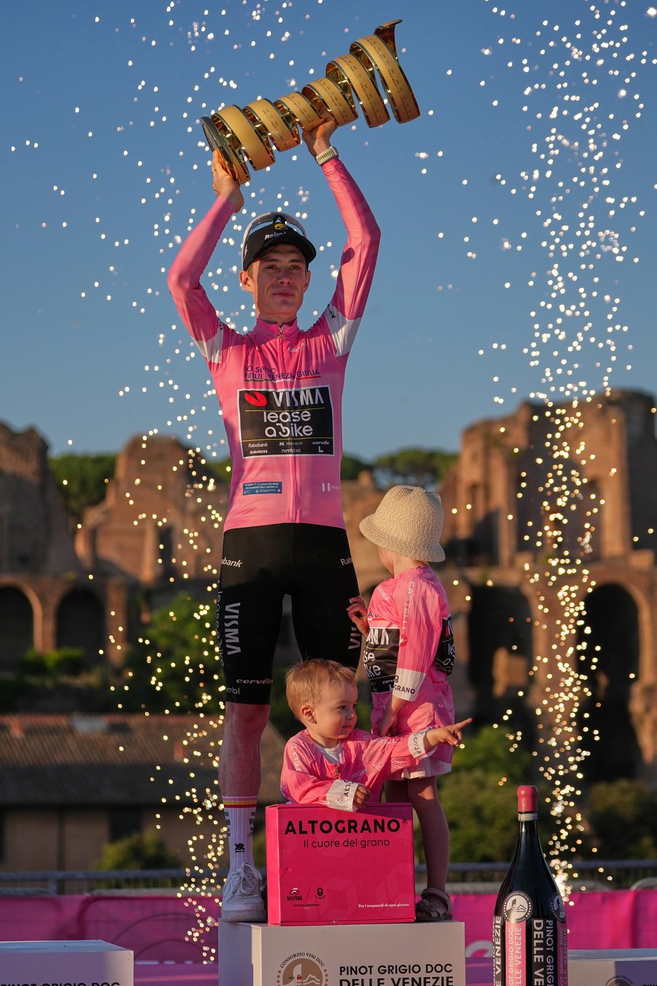 Jonas Vingegaard wins Giro d’Italia to become the eighth male rider to win all 3 Grand Tours | iNFOnews.ca