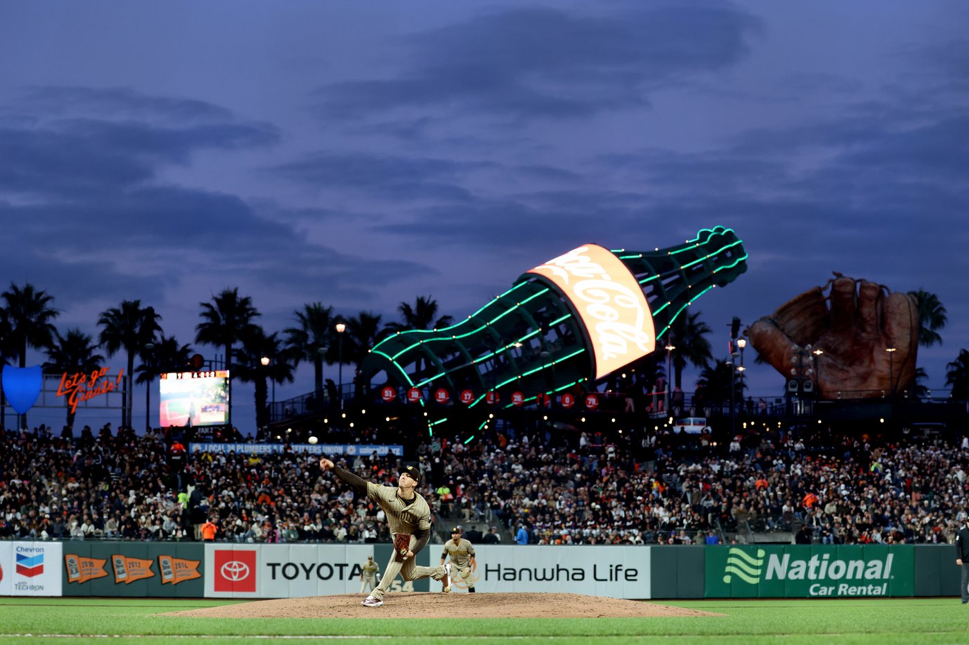 Padres tie season highs for hits (14) and runs in 10-5 win over Giants | iNFOnews.ca