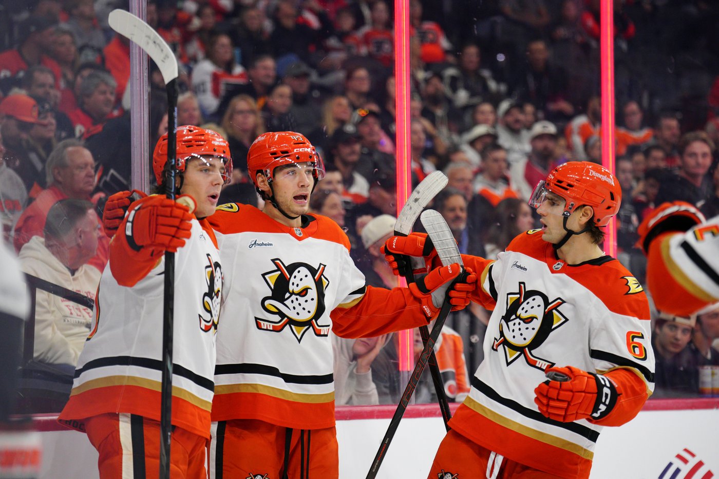 Leo Carlsson burns the Flyers after a failed offer sheet in the Ducks’ 5-4 win | iNFOnews.ca
