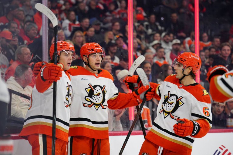 Leo Carlsson burns the Flyers after a failed offer sheet in the Ducks’ 5-4 win | iNFOnews.ca