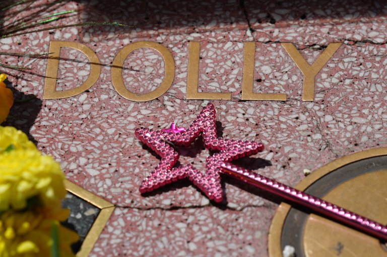From Los Angeles to Nashville, fans remember Dolly Parton, in photos | iNFOnews.ca