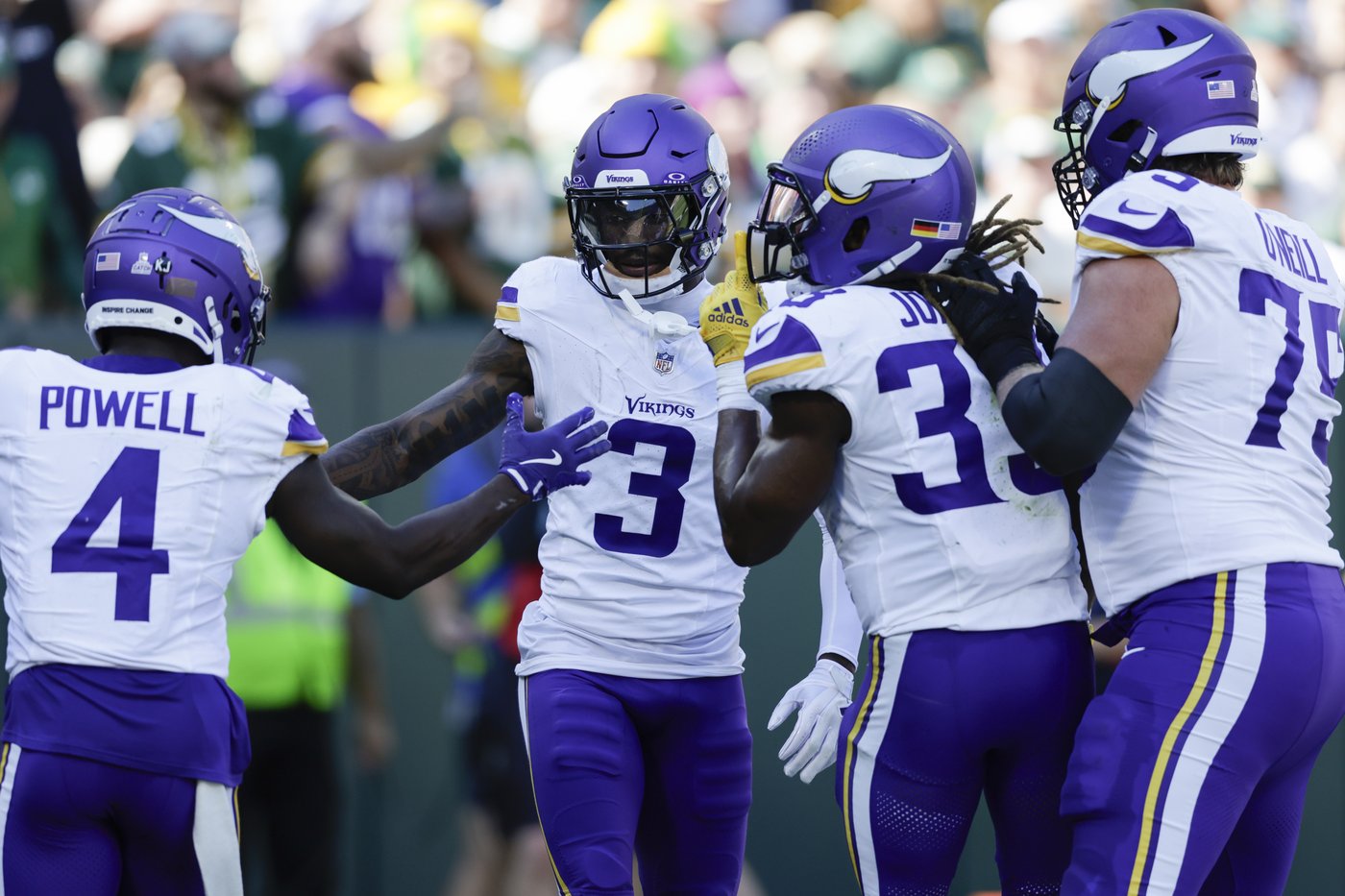 Sam Darnold and undefeated Vikings dominate first half and hang on to beat Packers 31-29 | iNFOnews.ca