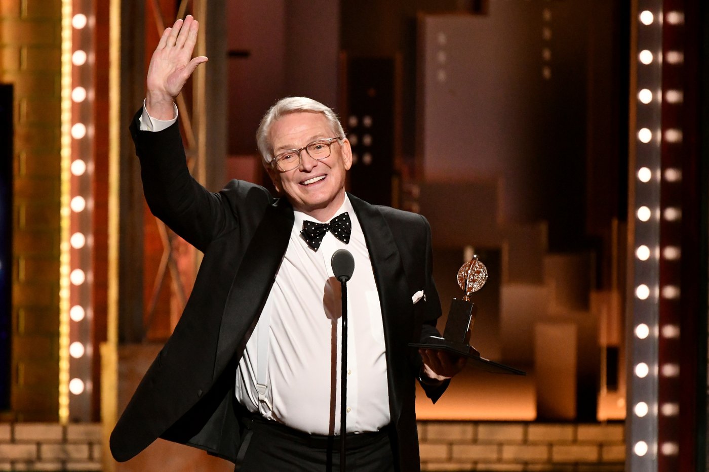 Bob Mackie, designer to the stars who dressed Cher and Marilyn and defined '70s glamour, dies at 87 | iNFOnews.ca