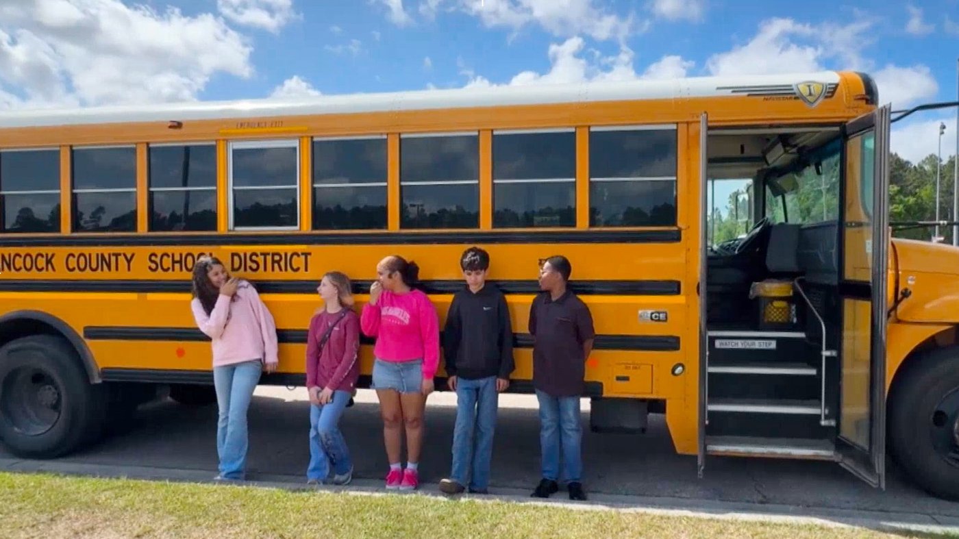 Mississippi middle school students stop bus from crashing after driver blacks out | iNFOnews.ca