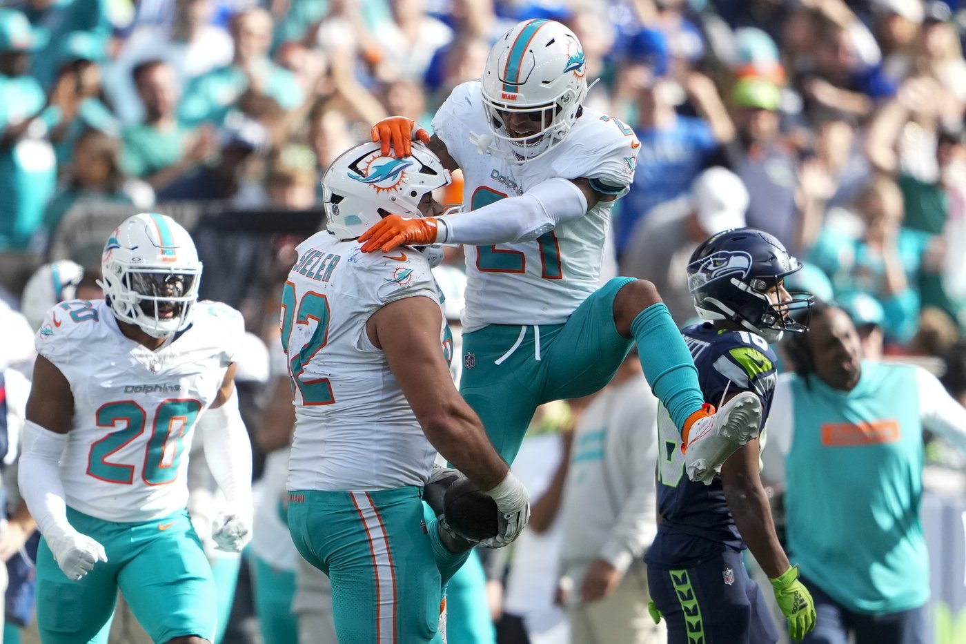 With another injured quarterback, the Dolphins' early season woes continue to pile up | iNFOnews.ca