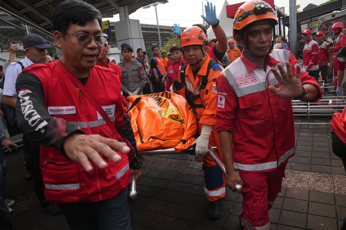 Rescuers recover victims from an Indonesia train crash, in photos | iNwheels