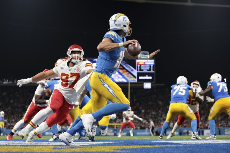 Chargers' Herbert takes on Raiders' defense in Monday night matchup | iNFOnews.ca