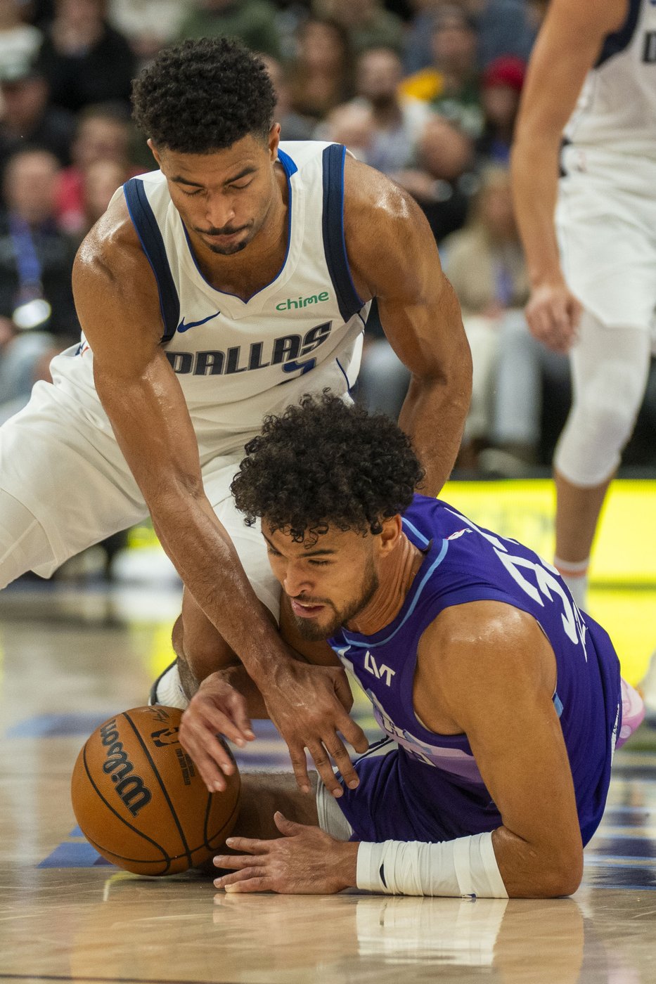 John Collins scores on a late dunk to lift Jazz past Mavericks for 1st home victory | iNFOnews.ca John Collins scores on a late dunk to lift Jazz past Mavericks for 1st home victory | iNFOnews.ca
