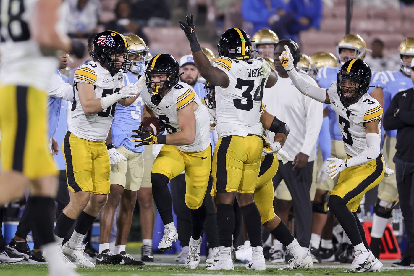 Garbers, Schwesinger lead UCLA past Iowa 20-17 for Bruins' 3rd straight win | iNFOnews.ca