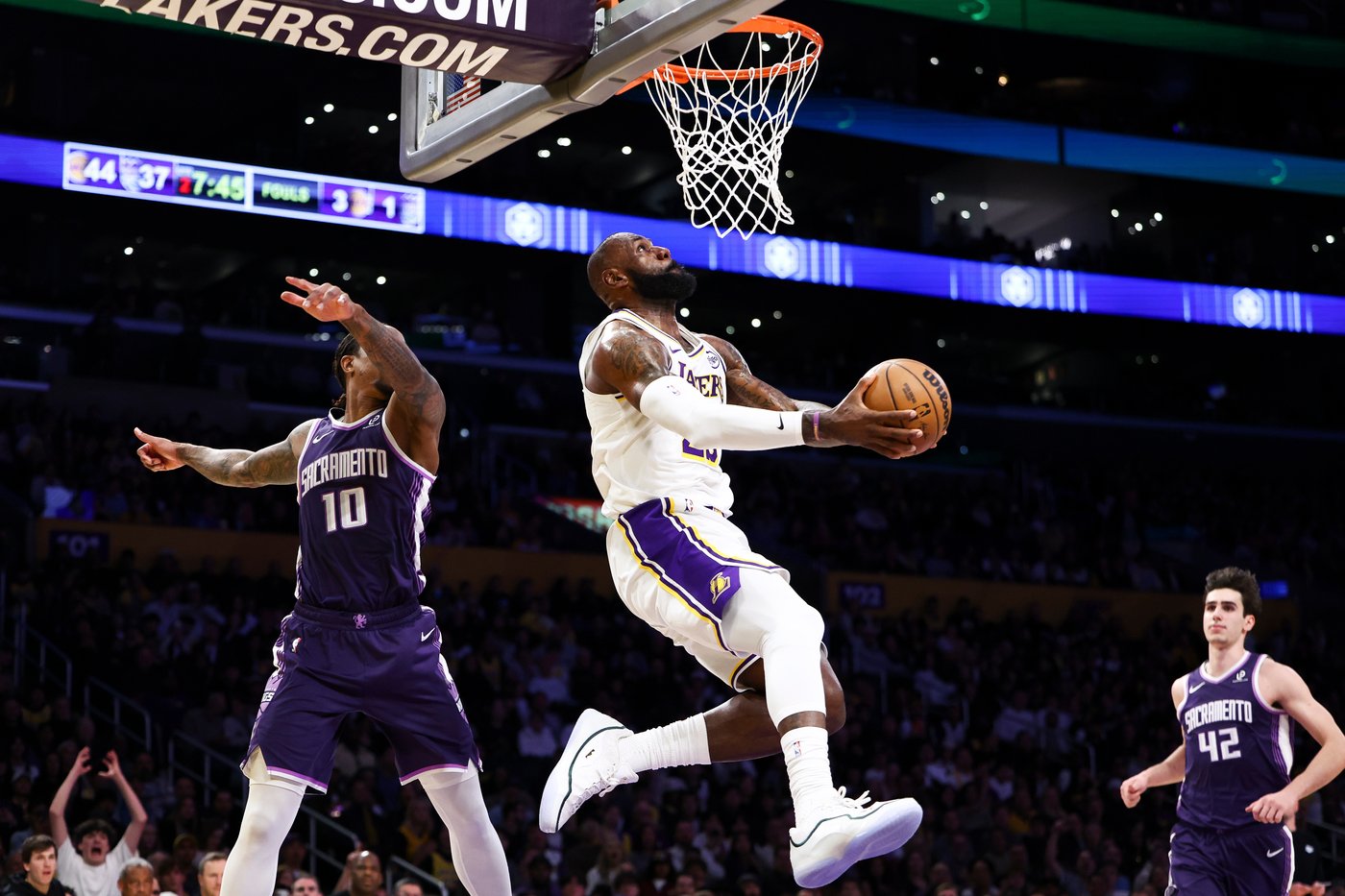 Luka Doncic and LeBron James combine for 68 points, Lakers end skid with 125-101 win over Kings | iNFOnews.ca