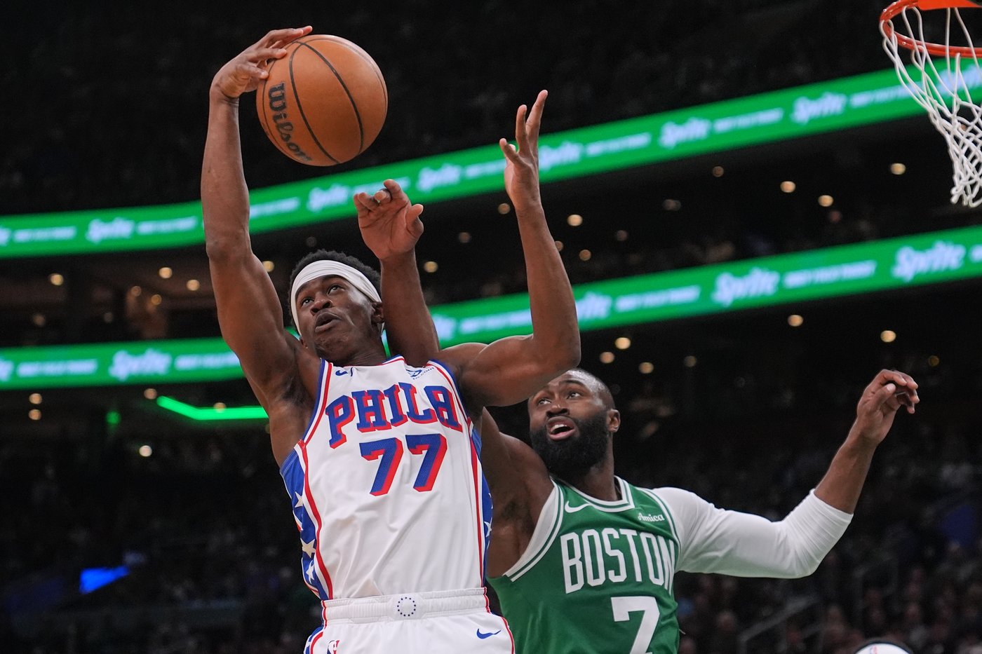 With a wink, 76ers rookie V.J. Edgecombe has quickly found his playoff footing | iNFOnews.ca