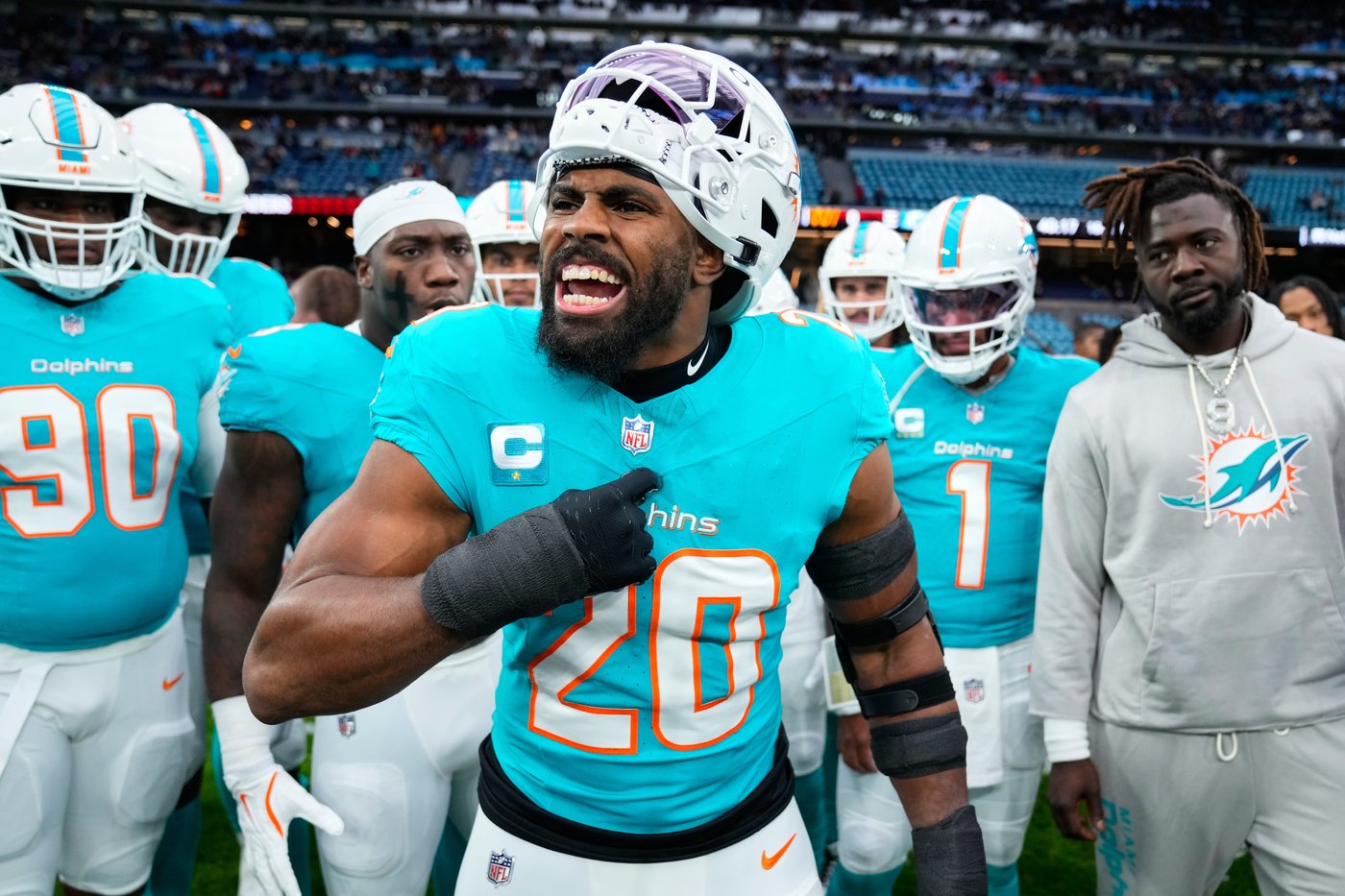 Linebacker Jordyn Brooks agrees to 3-year extension with Dolphins, AP source says | iNFOnews.ca