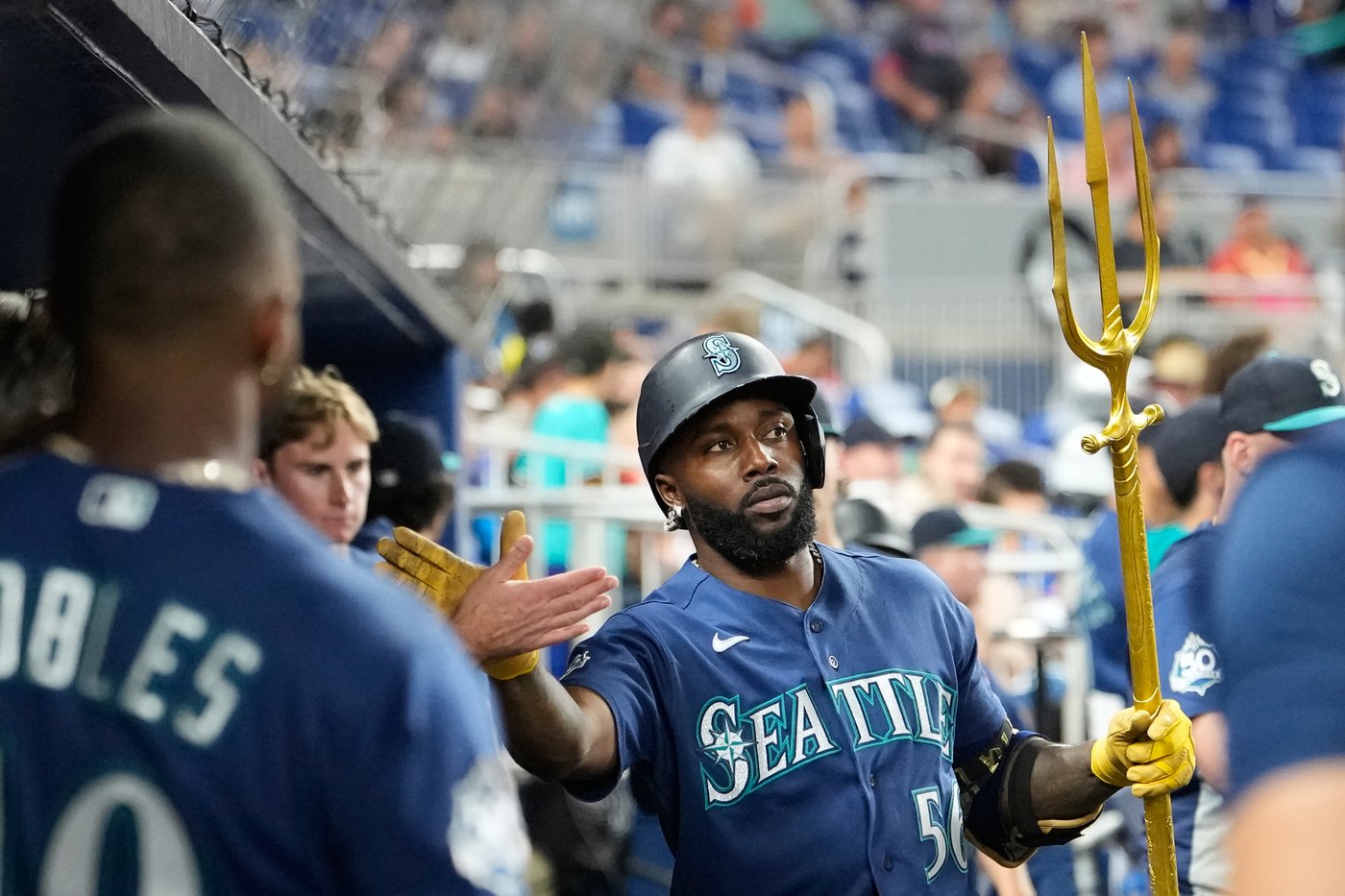 Marlins beat the Mariners 8-4 for a 3-game sweep, extending their win streak to 6 | iNFOnews.ca