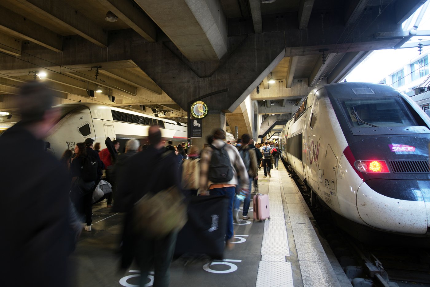 Police in Paris wound knife-wielding man at Montparnasse train station | iNFOnews.ca Police in Paris wound knife-wielding man at Montparnasse train station | iNFOnews.ca