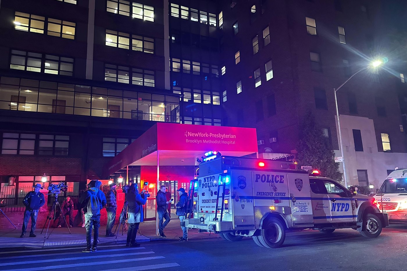 Man wielding sharp object fatally shot by police in Brooklyn hospital | iNFOnews.ca