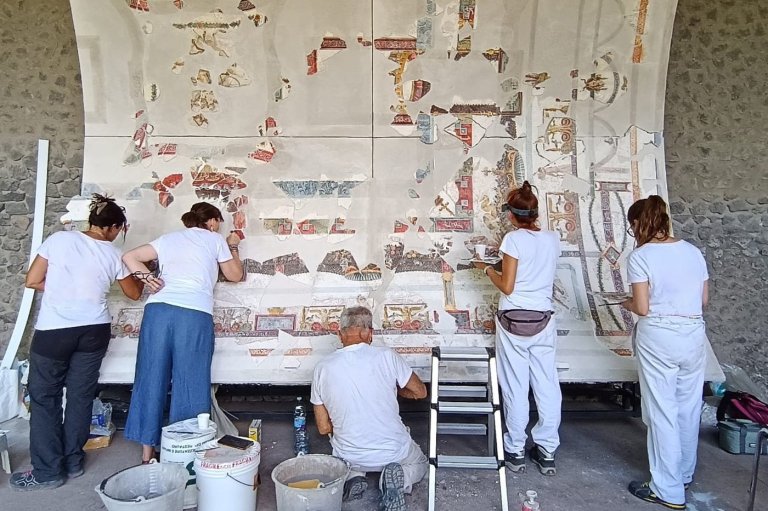 Pompeii archaeologists reconstruct frescoed ceiling of a banquet hall, with more fragments to come | iNFOnews.ca