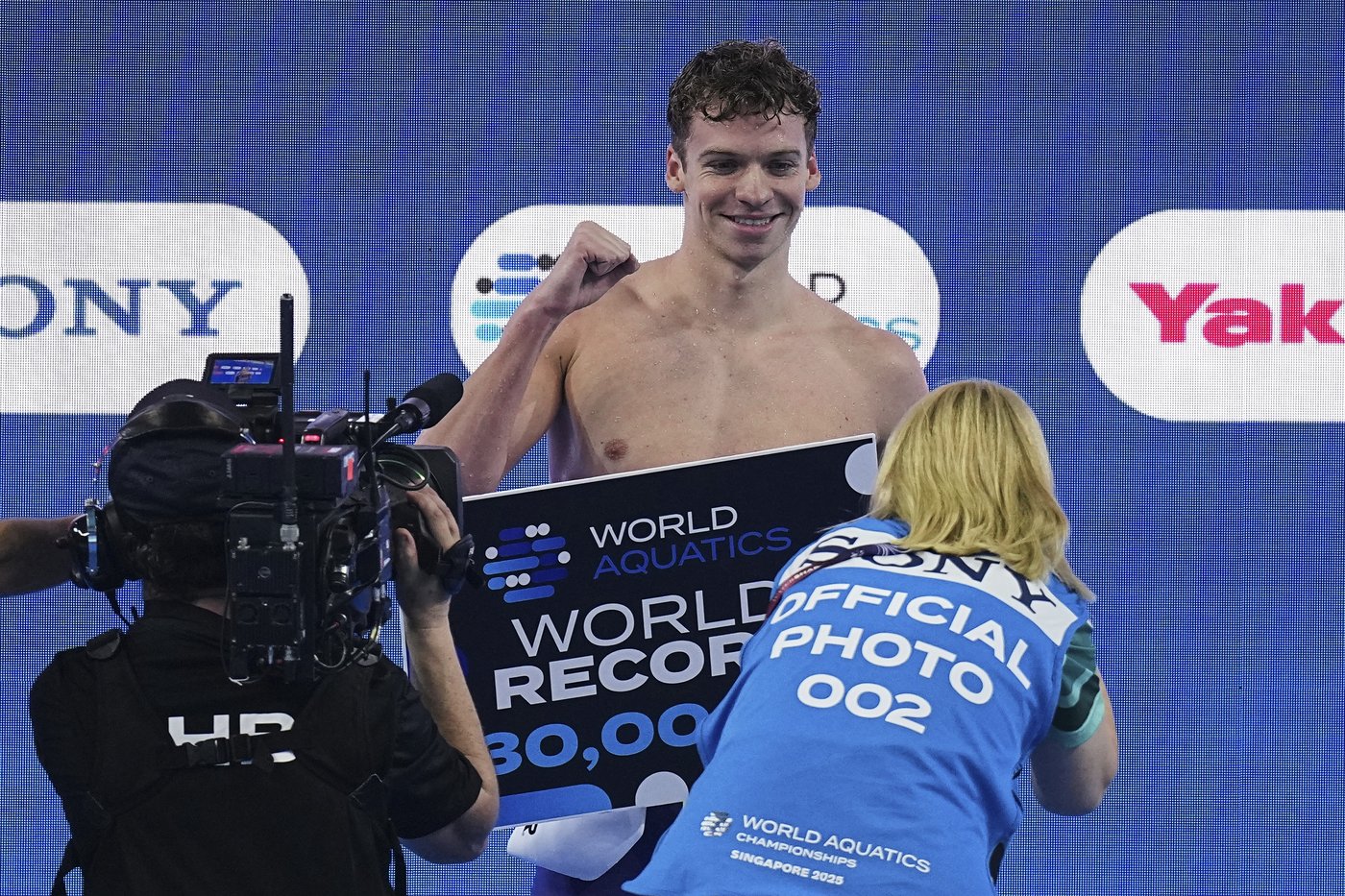 Léon Marchand breaks world record in 200 individual medley in 1 minute, 52.69 seconds | iNFOnews.ca